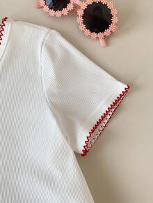 SHEIN Playful Pals 少女牙邊圓領短袖羅紋T恤搭配刺繡水洗牛仔裙褲套裝，外出度假日常休閒穿搭 - 白色 - 查看 6