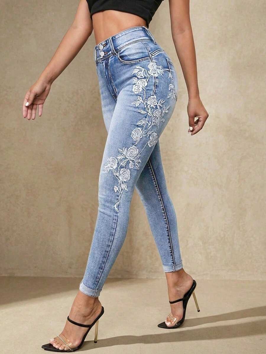 Selenza 女款花卉刺繡貼布口袋修身休閒性感牛仔褲 夜出穿搭 白色與藍色花卉 夏季 - 藍色 - 查看 1