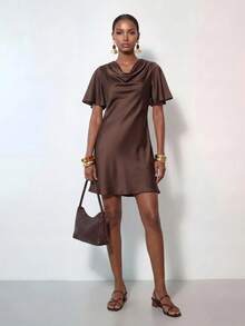 Zivah Nouvelle robe mini pour femme à col roulé en satin marron, manches courtes, taille cintrée, silhouette trapèze, style décontracté pour le trajet, la plus vendue cet été, convient pour le port quotidien, les vacances, les voyages, les plages, les fêtes, les tenues d'aéroport, les tenues de brunch, les affaires, l'élégance, le style bohème, le style nomade, le style décontracté, le shopping, le trajet, la tenue de remise des diplômes, la tenue de concert country, les festivals de musique-Z - Tabac - Voir 7
