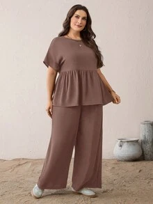 SHEIN Essnce 大尺碼女款春夏時尚休閒寬鬆舒適日常百搭顯瘦短袖娃娃上衣與鬆緊腰寬腿褲黑色兩件套，褲裝套裝，夏季穿搭，簡約風格 - 棕色 - 查看 3