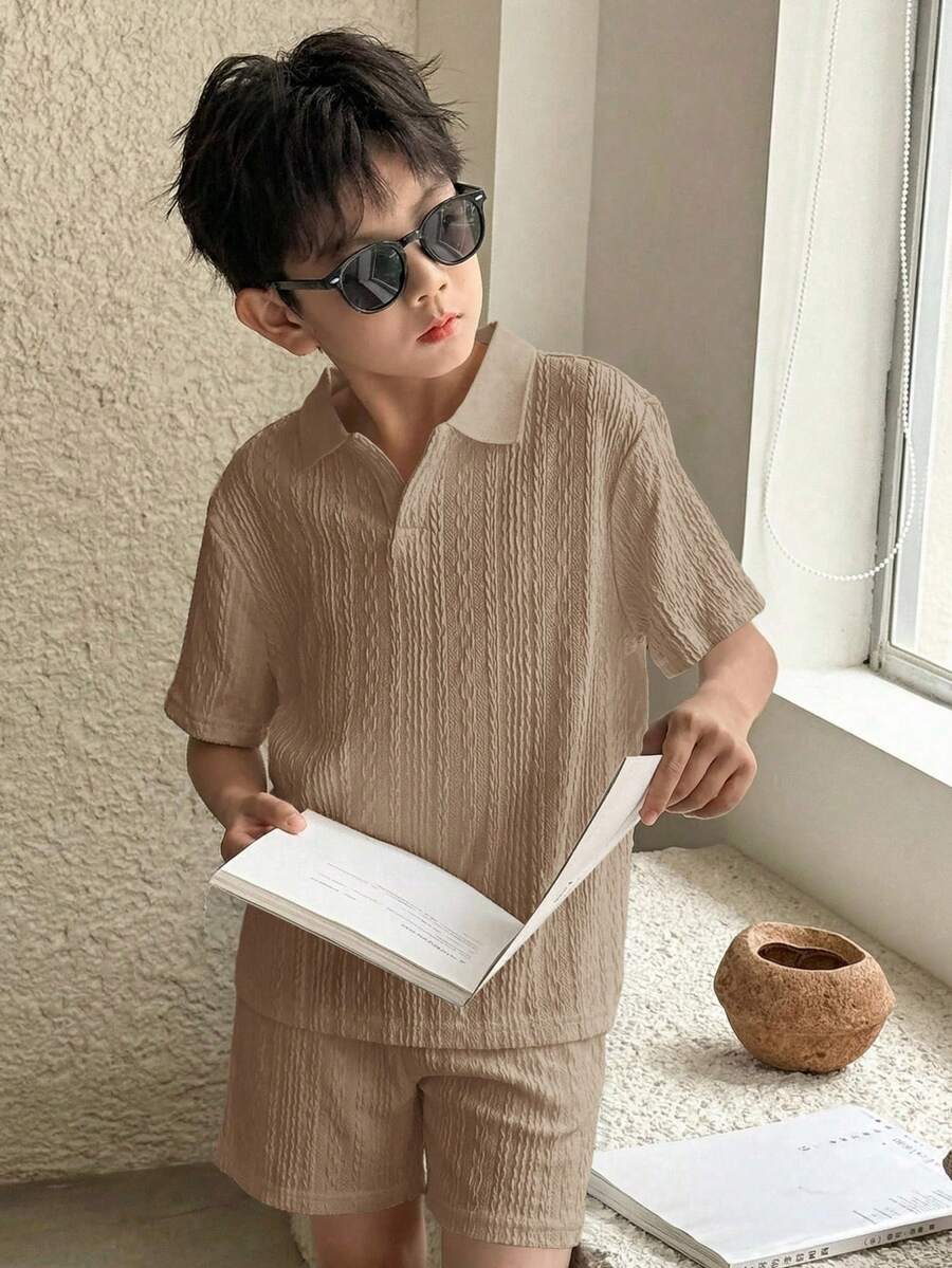SHEIN Little Byeori 青少年男孩舒適休閒度假風紋理面料領口短袖POLO衫與紋理面料短褲2件套,適合戶外玩樂、街拍、派對、城市漫步 - 駝色 - 查看 1