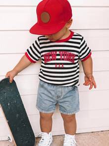 SHEIN 2pcs/Set Ensemble Bébé Garçon Été T-shirt Manches Courtes Tricoté à Motif Lettres Rayées et Short en Denim Bleu, Ensemble Rayé, Ensemble Denim, Ensemble Été, Ensemble Bébé Garçon, Ensemble Vacances - Multicolore - Voir 2