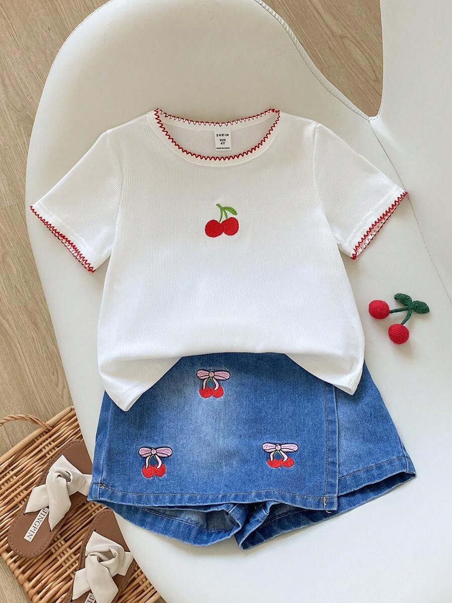 SHEIN Playful Pals 少女牙邊圓領短袖羅紋T恤搭配刺繡水洗牛仔裙褲套裝,外出度假日常休閒穿搭 - 白色 - 查看 1