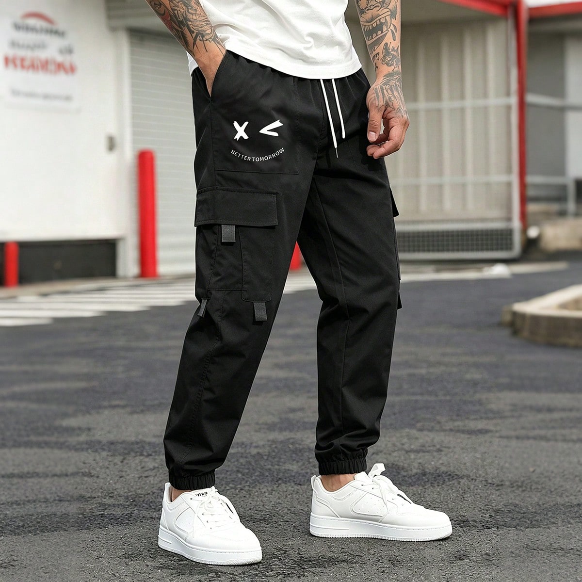 Pantalones cargo holgados para hombres con estampado de expresión, bolsillo con solapa y cintura con cordón, otoño