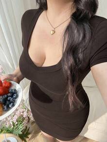 CovetEZ 舒适棉质方领短袖休闲修身大码连衣裙，春夏紧身咖啡色连衣裙，春夏弹力褶皱连衣裙，夏季女士显瘦腰连衣裙 - 咖啡棕 - 查看 5