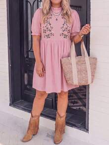 LanaWest CURVE Gaun Pendek Pink Ukuran Plus Berkerah Bulat dengan Bordir Tepi Ruffle Bergaya Vintage yang Modis - Berwarna merah muda - View 6