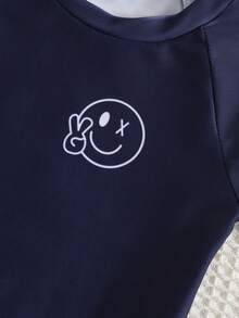 SHEIN 男嬰休閒簡約可愛卡通臉印花圓領短袖短褲泳裝套裝，適合夏季、春夏居家、外出、度假、海灘穿著、海灘、溫泉、游泳 - 彩色 - 查看 5