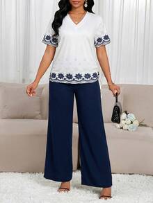SHEIN Lady 女士花卉刺绣V领短袖上衣和裤子休闲两件套 - 彩色 - 查看 3