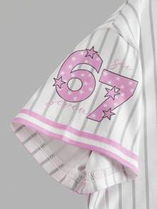SHEIN 女童夏季柔軟67號碼印花球衣運動風兩件套，適合出遊、度假、街頭穿搭，百搭適用於各種場合，姐妹裝、親子裝，可愛女孩套裝 - 粉色 - 查看 3