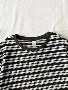 SHEIN 青少年女孩休閒度假黑白條紋紋理寬鬆短袖T恤與短褲套裝 - 黑與白 - 查看 7