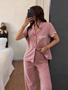 Napfluff Conjunto de pijama para mujer con estampado de rayas arrugadas tipo burbuja en todo el diseño, volantes en el borde y frente abierto - Rojo - Ver 3