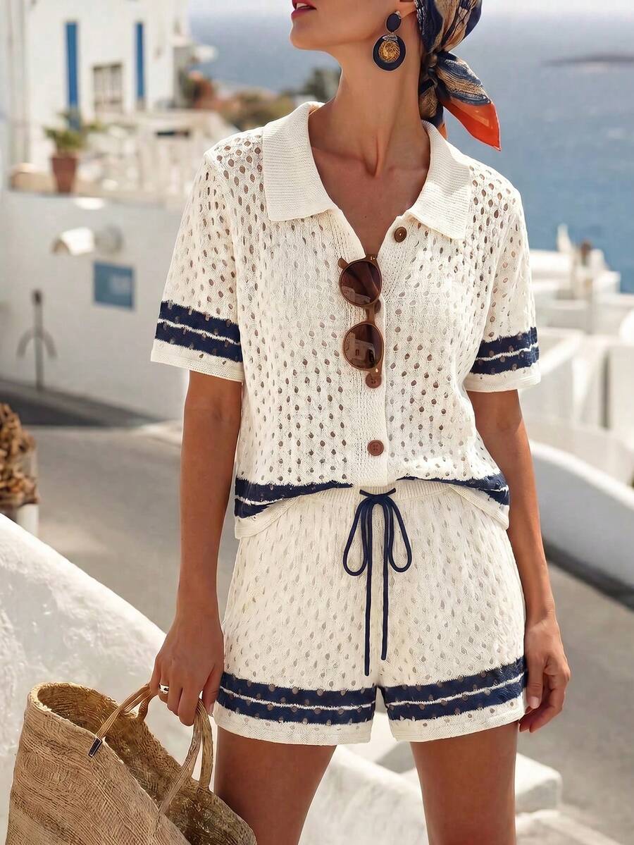 SHEIN Holidaya 新款春夏海灘度假牛奶杏色底色鏤空紋理撞色翻領溫柔隨性復古下擺慵懶休閒百搭柔軟蓬鬆居家舒適高級設計日常波羅領開襟衫繫帶短褲女款針織兩件套 - 寶藍色 - 查看 1
