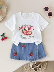 SHEIN Playful Pals 女童夏季圓領短袖時尚休閒草莓燙印簡約T恤搭配時尚高端西式草莓刺繡水洗牛仔裙褲套裝，適合日常出行、休閒聚會及派對 - 白色 - 查看 3