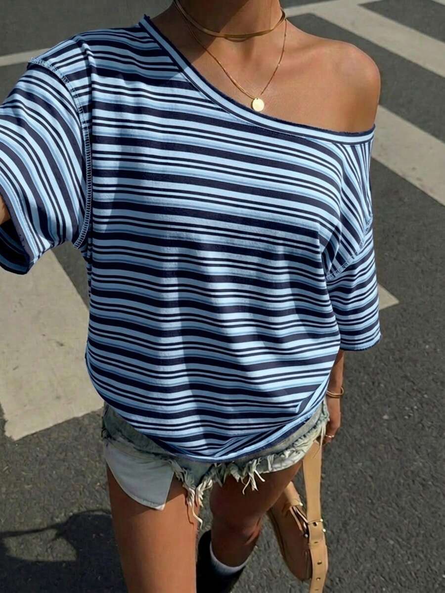 SHEIN EZwear 休閒簡約藍色條紋滿版印花落肩短袖寬鬆女款T恤,適合夏季 - 彩色 - 查看 1