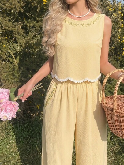 Vintamour Conjunto vintage elegante de 2 piezas con bolsillos, bordado floral, encaje de retazos, volantes en el bajo, escote barco y pantalones para mujer, atuendo casual de vacaciones, blusas de verano, ropa de verano, atuendos de verano para mujer, atuendos de festival, atuendos para salir, atuendos casuales elegantes de vacaciones para mujer, atuendos de vacaciones de verano para mujer, atuendo de concierto country para mujer, ropa country para mujer, estilo country para mujer, pantalones country para mujer, blusa amarilla para mujer