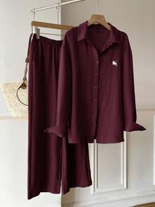 SHEIN EZwear 酒紅色編織騎士刺繡長袖襯衫與長褲休閒套裝 - 酒紅色 - 查看 3
