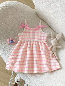 SHEIN Playful Pals Robe trapèze à bretelles spaghetti pour bébé fille. Cette robe présente un design à bretelles spaghetti, simple et élégant. La jupe trapèze met en valeur un style vif et mignon. La coupe ample de cette robe convient aux bébés de tous les types de corps. Elle est non seulement parfaite pour les vacances à la plage, les pique-niques en plein air et autres sorties d'été, mais aussi pour un port décontracté, permettant aux bébés de montrer leur charme unique tout en profitant d'un moment détendu et confortable. - Rose bonbon - Voir 4