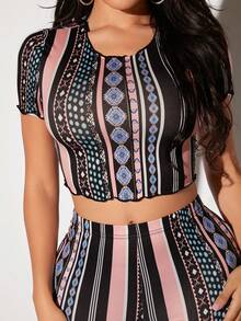 SHEIN SXY Conjunto De Top Corto Con Dobladillo Ondulado Y Pantalones Anchos Con Estampado Completo - Rosa vieja - Ver 2