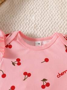 SHEIN 夏季新生女嬰甜美清新連身衣套裝，針織面料，淡粉色主色搭配紅色櫻桃滿版印花，荷葉袖與荷葉邊下襬連身衣，按扣開胯設計，附配套蝴蝶髮帶，柔軟無毛屑，適合拍照、百日慶祝、度假穿搭，春/夏季，0-9個月女嬰 - 粉色 - 查看 9