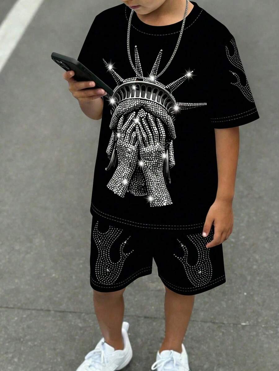 SHEIN 青少年男童 1 套休閒運動兩件組，自由女神像 T 恤 & 短褲，百搭日常穿搭，機車風，休閒黑色印花，適合戶外、運動、春/夏，以及酷感穿搭，韓系風格，舒適易穿，男童 T 恤，男童短褲，新式設計，春夏度假氛圍，適合戶外活動、派對、野餐、街拍、節慶場合以及送禮