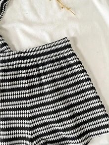 SHEIN 青少年女孩休閒度假黑白條紋紋理寬鬆短袖T恤與短褲套裝 - 黑與白 - 查看 4