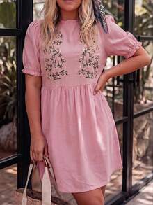 LanaWest CURVE Gaun Pendek Pink Ukuran Plus Berkerah Bulat dengan Bordir Tepi Ruffle Bergaya Vintage yang Modis - Berwarna merah muda - View 3