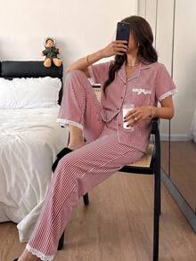 Napfluff Conjunto de pijama para mujer con estampado de rayas arrugadas tipo burbuja en todo el diseño, volantes en el borde y frente abierto - Rojo - Ver 4