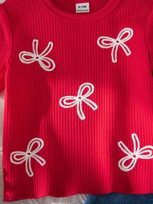 SHEIN Vintaside Kids 2件套女童休闲可爱纯色短袖上衣和花卉刺绣背带裤套装，适合春夏日常穿着 - 紅白色 - 查看 4