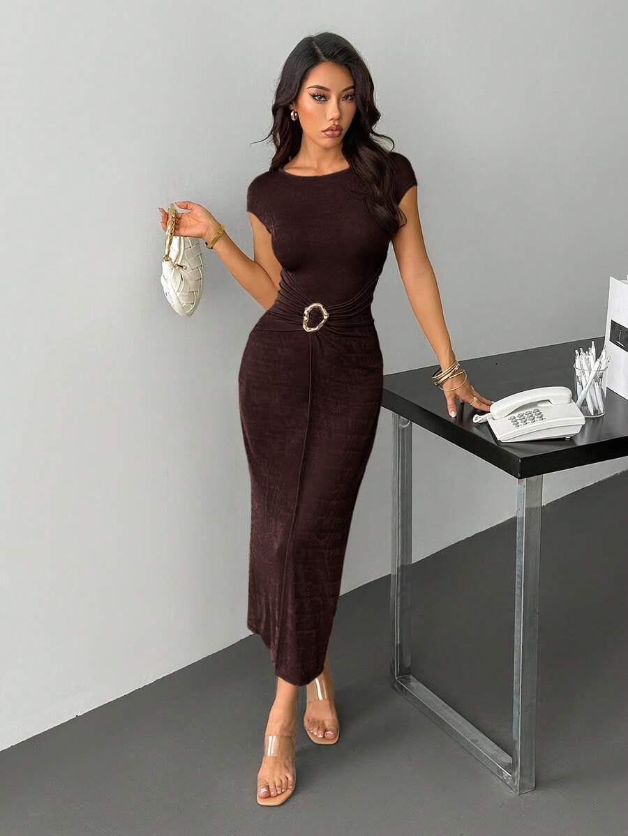 SHEIN PETITE 夏秋冬杏色亮片冰絲圓領短袖流行時尚金屬裝飾修身長款女裝洋裝,適合嬌小女性 - 咖啡棕 - 查看 1