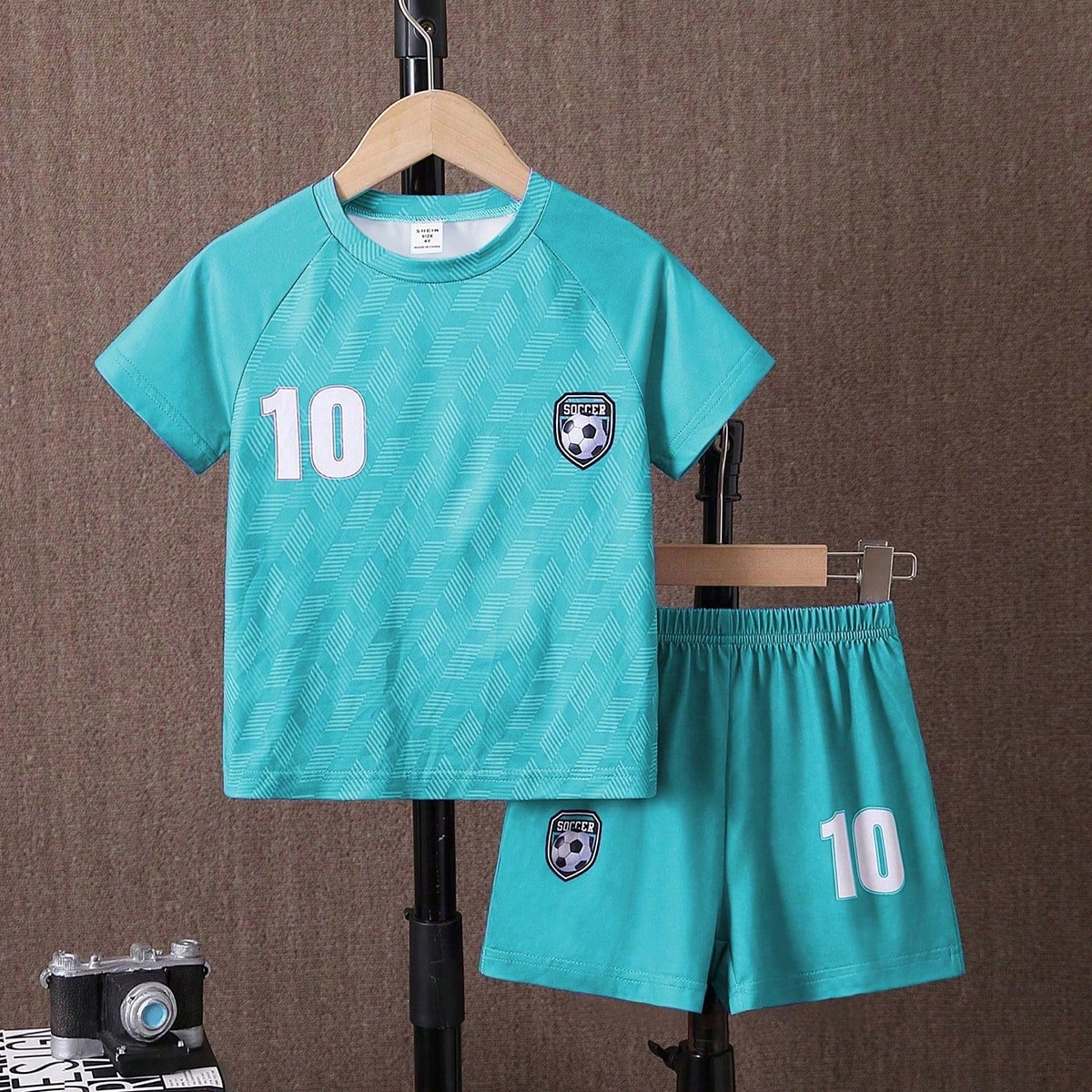 Set de 2 piezas con camiseta de manga corta con estampado numérico y pantalones cortos para niño, conjunto casual