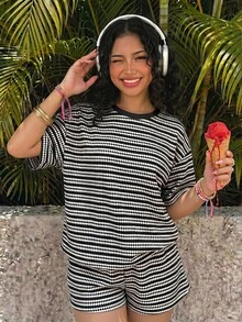 SHEIN 青少年女孩休閒度假黑白條紋紋理寬鬆短袖T恤與短褲套裝 - 黑與白 - 查看 6