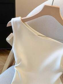 Resyla Fashion Casual Basic Fitted White One-Shoulder Ruffle Hem Plus Size Tank Top - White - View 3