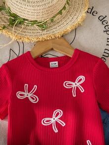 SHEIN Vintaside Kids 2件套女童休闲可爱纯色短袖上衣和花卉刺绣背带裤套装，适合春夏日常穿着 - 紅白色 - 查看 3