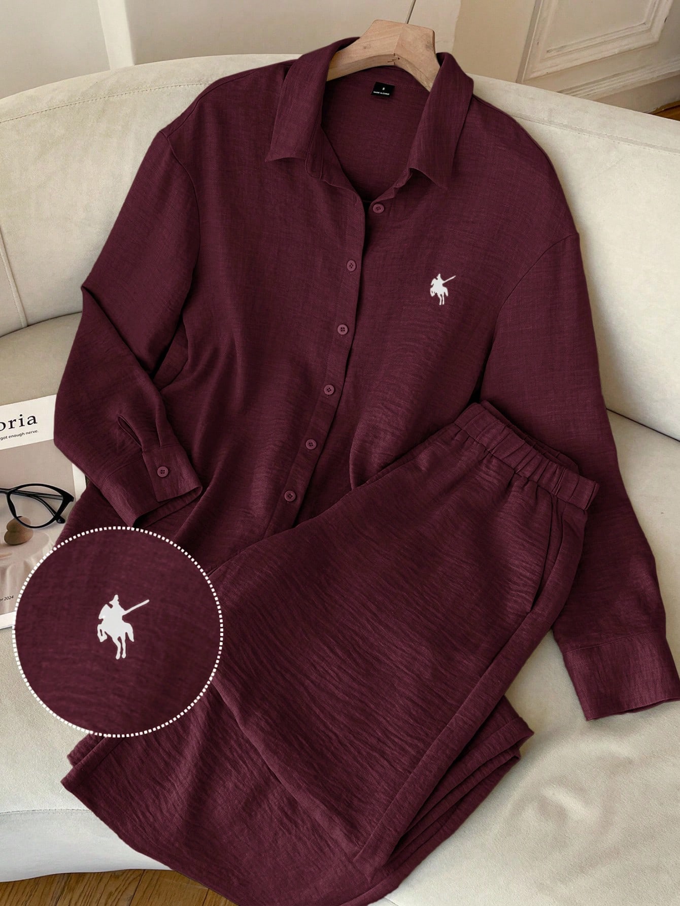 SHEIN EZwear طقم كاجوال من قميص بأكمام طويلة وبنطلون منسوج باللون البرغندي مع تطريز فارس