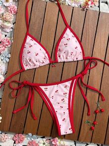 Swim Mod 女士白色底樱桃印花红色滚边三角上衣，饰有樱桃吊坠，下装配有红色系带腰带，甜美清新假日风精致少女泳装套装 - 彩色 - 查看 3