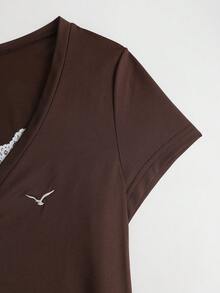 Sweetra 夏季女款圖案刺繡蕾絲拼接二合一短袖T恤 - 棕色 - 查看 3