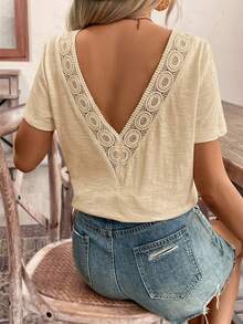 SHEIN Frenchy 夏季婚禮季露背蕾絲拼接上衣 T-shirt 必備款 夏季套裝 法式風格 - 杏色 - 查看 3