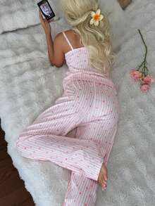 CottageSlumber Conjunto de Pijama Feminino de Todas as Estações em Tecido Canelado de Malha com Estampa de Coração Listrada, Acabamento em Renda Contrastante, Laço, Camisole & Calça Longa, Doce e Sexy, Adequado para Uso Externo - Rosa Bebê - Visão 2