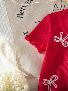 SHEIN Vintaside Kids 2件套女童休闲可爱纯色短袖上衣和花卉刺绣背带裤套装，适合春夏日常穿着 - 紅白色 - 查看 6