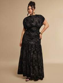 SHEIN BAE CURVE Vestido ultra largo negro con estampado de terciopelo para mujer talla grande - Negro - Ver 7