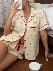 CottageSlumber Conjunto de pijama con top de manga corta a rayas con volantes en el bajo y shorts con estampado de cerezas - Amarillo - Ver 2