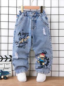 SHEIN Genkimix Kids 小男孩卡通熊印花直筒牛仔褲，夏季新品，休閒街頭風復古長褲，水洗破洞做舊工藝，彈性舒適腰帶，趣味字母皇冠印花設計，寬鬆休閒百搭版型，兒童節適用，適合早午餐約會畢業派對度假海灘週末出遊日常旅行聚會通勤度假氛圍休閒童裝牛仔褲 - 淺色水洗藍 - 查看 4
