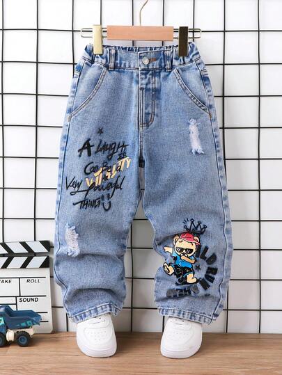 SHEIN 小男孩卡通熊印花直筒牛仔褲，夏季新品，休閒街頭風復古長褲，水洗破洞做舊工藝，彈性舒適腰帶，趣味字母皇冠印花設計，寬鬆休閒百搭版型，兒童節適用，適合早午餐約會畢業派對度假海灘週末出遊日常旅行聚會通勤度假氛圍休閒童裝牛仔褲
