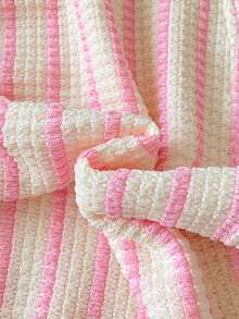 SHEIN Playful Pals Robe trapèze à bretelles spaghetti pour bébé fille. Cette robe présente un design à bretelles spaghetti, simple et élégant. La jupe trapèze met en valeur un style vif et mignon. La coupe ample de cette robe convient aux bébés de tous les types de corps. Elle est non seulement parfaite pour les vacances à la plage, les pique-niques en plein air et autres sorties d'été, mais aussi pour un port décontracté, permettant aux bébés de montrer leur charme unique tout en profitant d'un moment détendu et confortable. - Rose bonbon - Voir 8