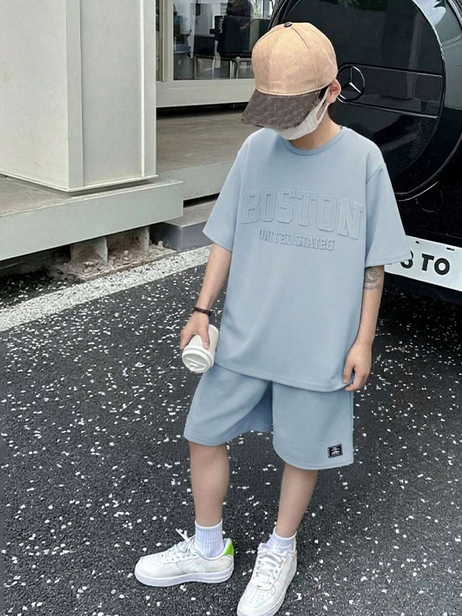 SHEIN 2 件套青少年男童休闲 3D 字母图案圆领短袖上衣和短裤套装,适合通勤、上学、日常休闲装、运动、春夏季 - 淺藍色 - 查看 1