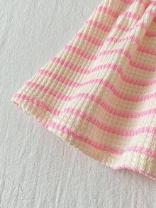 SHEIN Playful Pals Robe trapèze à bretelles spaghetti pour bébé fille. Cette robe présente un design à bretelles spaghetti, simple et élégant. La jupe trapèze met en valeur un style vif et mignon. La coupe ample de cette robe convient aux bébés de tous les types de corps. Elle est non seulement parfaite pour les vacances à la plage, les pique-niques en plein air et autres sorties d'été, mais aussi pour un port décontracté, permettant aux bébés de montrer leur charme unique tout en profitant d'un moment détendu et confortable. - Rose bonbon - Voir 7