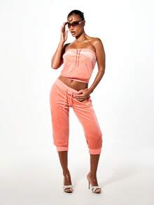 BABYPHAT Joggers capri de terciopelo con cintura con cordón, puños acanalados, bordado de guión dorado y bolsillos con solapa en la parte trasera - Rosado Sandía - Ver 3