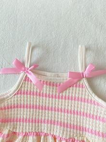 SHEIN Playful Pals Robe trapèze à bretelles spaghetti pour bébé fille. Cette robe présente un design à bretelles spaghetti, simple et élégant. La jupe trapèze met en valeur un style vif et mignon. La coupe ample de cette robe convient aux bébés de tous les types de corps. Elle est non seulement parfaite pour les vacances à la plage, les pique-niques en plein air et autres sorties d'été, mais aussi pour un port décontracté, permettant aux bébés de montrer leur charme unique tout en profitant d'un moment détendu et confortable. - Rose bonbon - Voir 5