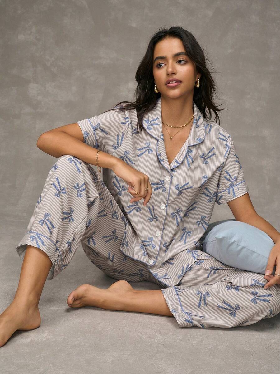 SHEIN Conjunto de pijama de manga corta con lazo a rayas y estampado lindo y dulce para mujer - Azul - Ver 1