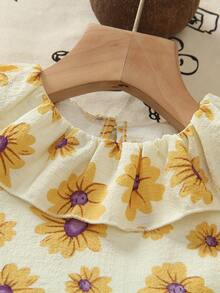 SHEIN Playful Pals 2件組女嬰夏季新款甜美田園風3D花朵印花（黃色花瓣紫色花蕊）無袖背心上衣 & 亮黃色寬腿褲套裝，甜美花卉上衣 + 垂墜質感長褲，清新透氣，讓您的寶寶化身花園公主，適合派對、親子活動、日常穿著、開學季 - 黃色 - 查看 9